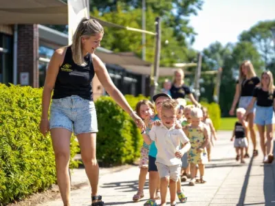 YellowBellies buitenspeelse kinderopvang kinderdagverblijf Oudewater Noord lopend in een rijtje