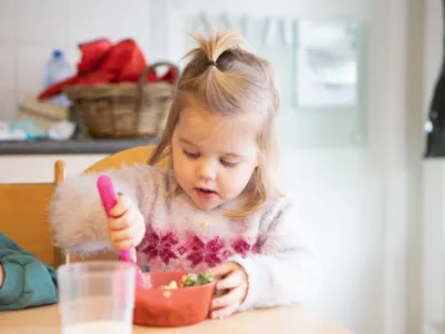 dreumes die een lekkere maaltijd eet