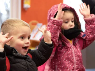 twee kinderen juichen