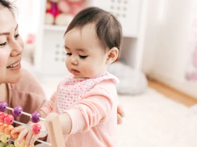 Moeder helpt dochter met oefenen van tellen