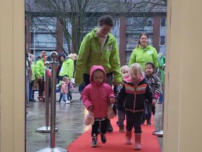 Vol trots lopen kinderen het nieuwe pand van Nijntje in Vaassen binnen.