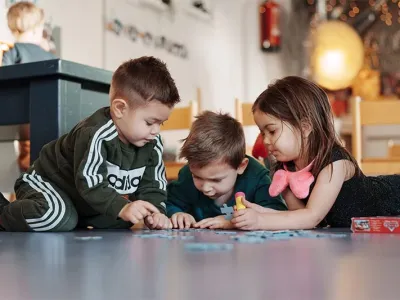 Kinderen puzzelen samen op PSL de Bibelebonseberg