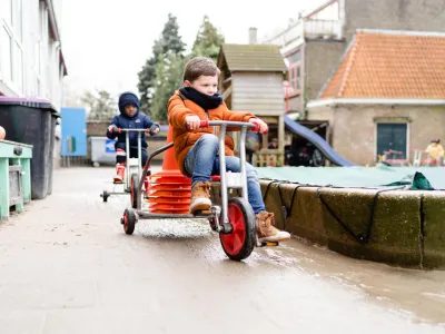 Buiten spelen op de skelter