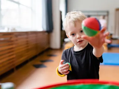 LEV jongen gooit bal
