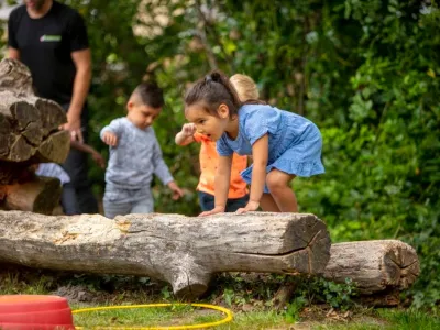 Buiten spelen bij de peuteropvang van Kinderwoud