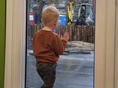 Dreumes kijkt naar buiten tijdens verhuizing