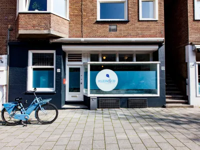Vooraanzicht van de vestiging op de Rijnstraat met een fiets ervoor met het logo van Klein & Co