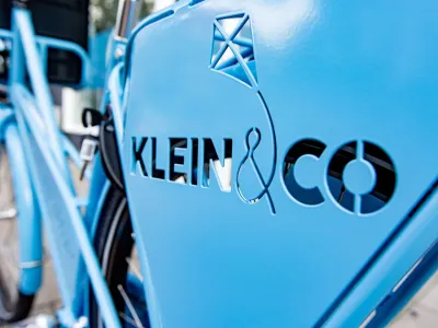 Logo van Klein & Co op het achterspatbord van een fiets