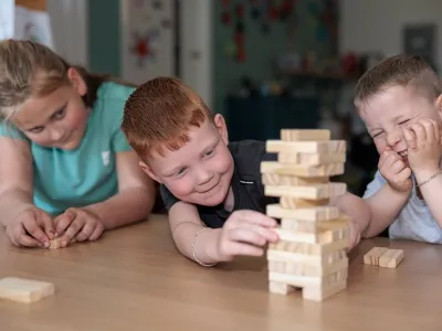 Kind op kinderopvang bouwt blokkentoren