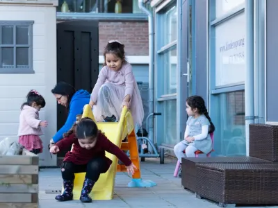 kinderen op een glijbaan