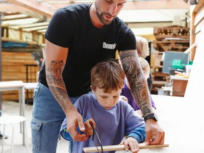Pedagogisch medewerker van Kids Lodge helpt een peuters