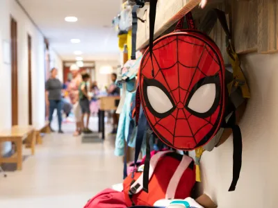 Spiderman rugzak aan kapstok in de gang - Checklist nieuw schooljaar