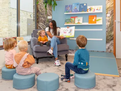 Pedagogische professional leest voor aan jonge kinderen | Inclusieve kinderopvang