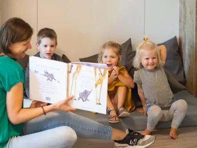 Voorschoolse educatie | Medewerker leest voor aan kinderen