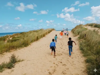 Zomeractiviteiten in de natuur - kinderen rennen een duin op