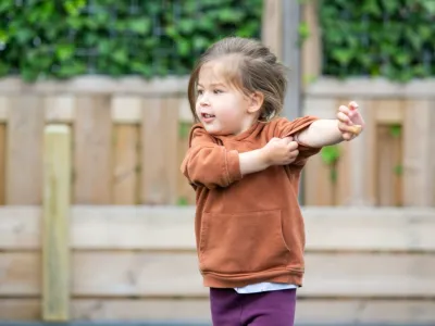 Kind speelt buiten in tuin van kinderdagverblijf Haarlem