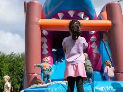 Het allereerst Klein Alkmaar Zomerfeest zit er op en wat een prachtige dag hebben wij met de kinderen én hun ouders gehad!Op ons Klein Alkmaar festivalveld genoten de kinderen met hun ouders van works