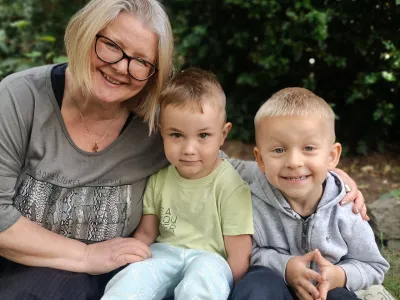 Afbeelding van een gastouder met 2 kinderen