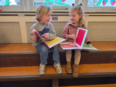 Peuters met boek
