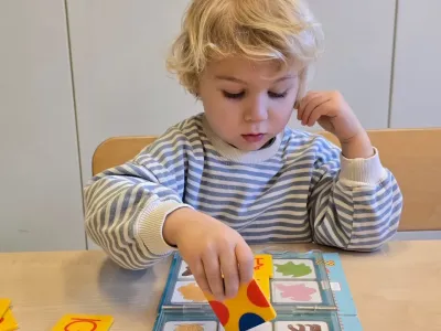 Peuter speelt met LOCO