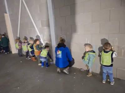 Kinderen krijten op nieuwe muur