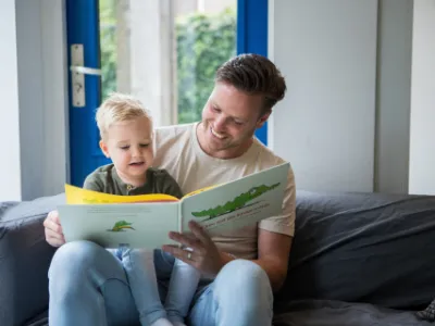 pedagogisch medewerker leest kind voor