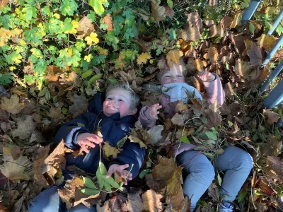 Kinderdagverblijf buiten spelen