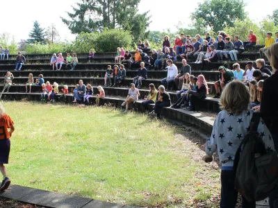 schoolkringleden van democratische school De Ruimte zijn bij elkaar in het amfitheater voor de opening van het schooljaar