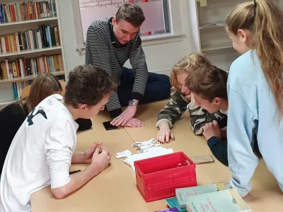 Studenten van democratische school De Ruimte spelen samen een spel