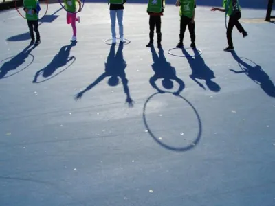 Spelen met hoepels bij Basker kinderopvang Den Haag Sport BSO Laan van Wateringse Veld