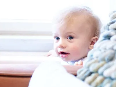 lachende baby op het kinderdagverblijf