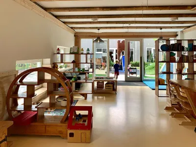 interieur van één van de groepen met openslaande deur naar de buitenspeelplaats
