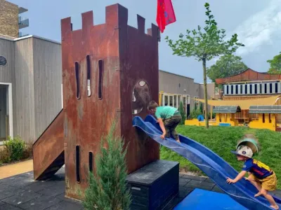 buitenspeelplaats met speelkasteel en glijbaan