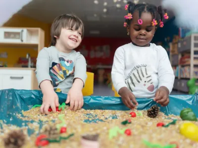 Kinderen spelen met speelgoed op de internationale opvang bij big ben kids