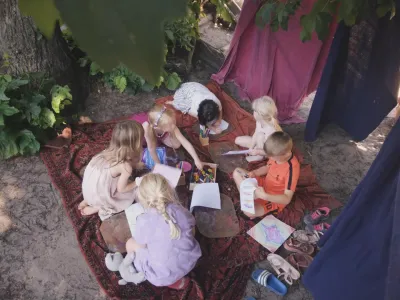 Even weg uit de drukte en terug naar de basis. 🌿 Onder de koelte van het bladerdak ontstaat m....