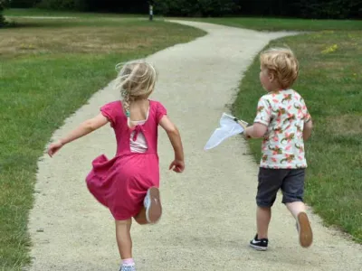 Kindjes rennen in het park
