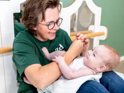 pedagogisch professional van Zo Kinderopvang speelt met een baby
