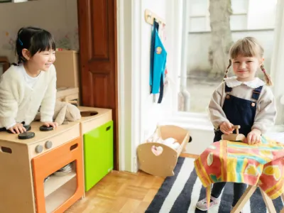 Twee kinderen spelen in de speelkeuken op de internationale kinderopvang