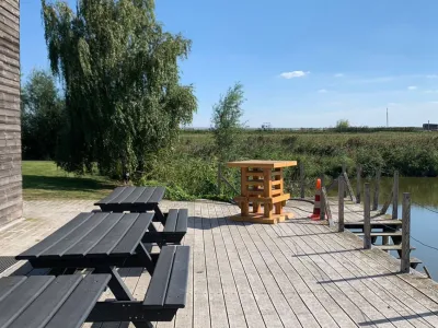 Okidoki Lange Wateringkade, BSO buitenlocatie de Waterjutters, het groene terras met uitzicht op het water
