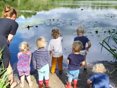 Op avontuur naar het bos om de hoek