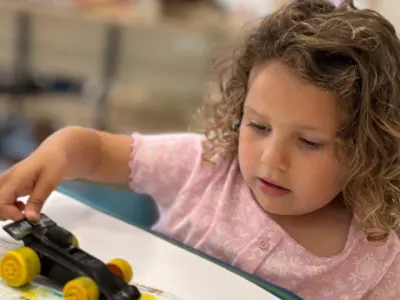 Leren door te spelen én te ontdekken 🚙Op onze peuteropvang werken we regelmatig met leuke en leerzame thema’s die aansluiten bij de belevingswereld van kinderen. Op peuteropvang Judith Leysterstraat s