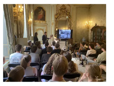 Am 26. Mai 2026 nahmen die Klassen 9 und 11 an einer Veranstaltung mit der Zeitzeugin Eva Weylder in der Residenz des deutschen Botschafters teil.