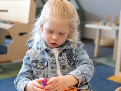 meisje speelt met sensorisch speelmateriaal