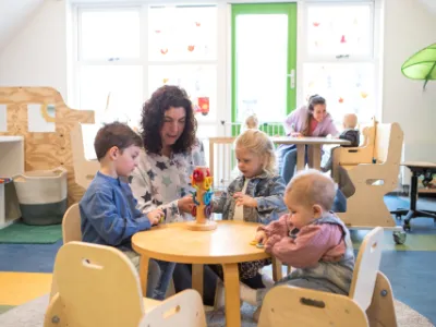 peuters aan het spelen met sensorisch speelgoed