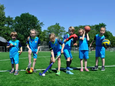 Groep kinderen bij sportactiviteit van Sportfever kinderopvang