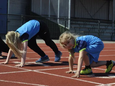 Kinderen sporten buiten bij Sportfever buitenschoolse opvang