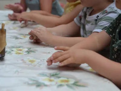 Broodbakken bij de peuter van Vrijeschool Zeeland