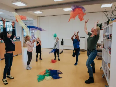 Swaan Kinderen spelen circus