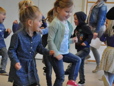 2017-Hoera kindercentra-De Groenling twee peuters dansen.jpg