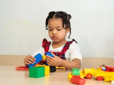 kind speelt met lego